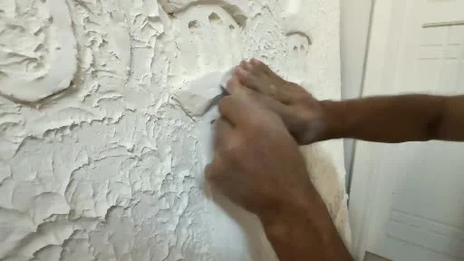 Parmaklarının ucunda alçı sanata dönüşüyor