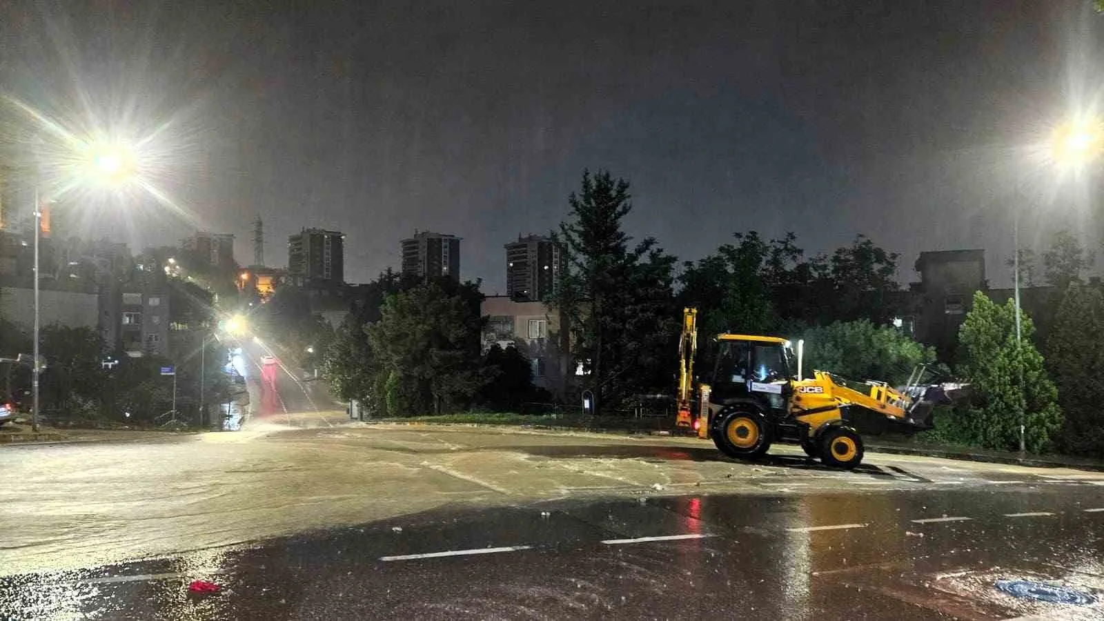 Kocaeli Büyükşehir, sağanakla mücadele için 897 personel ve 512 araçla sahada