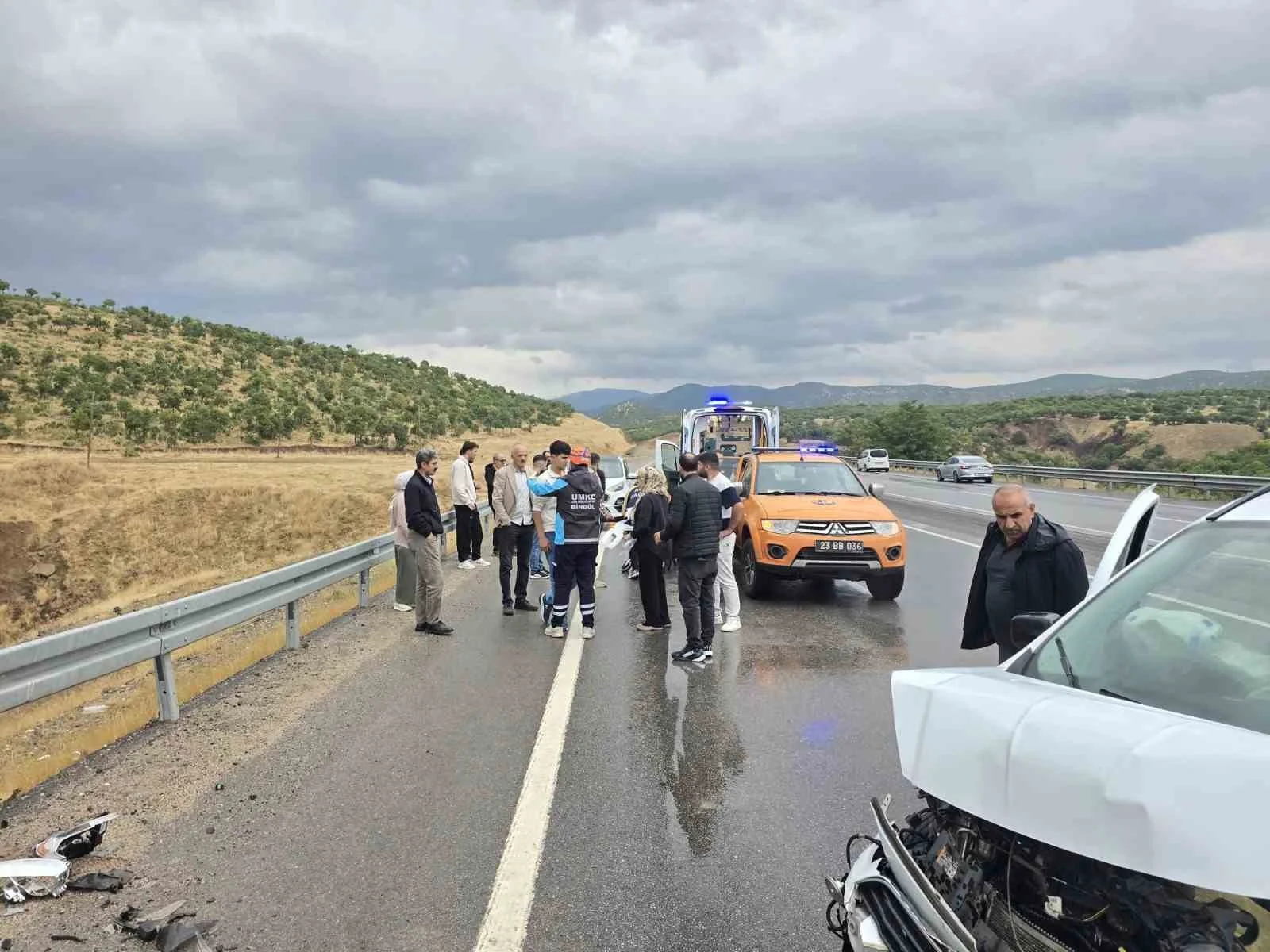 Bingöl’de hafif ticari araç bariyere çarptı: 1 yaralı