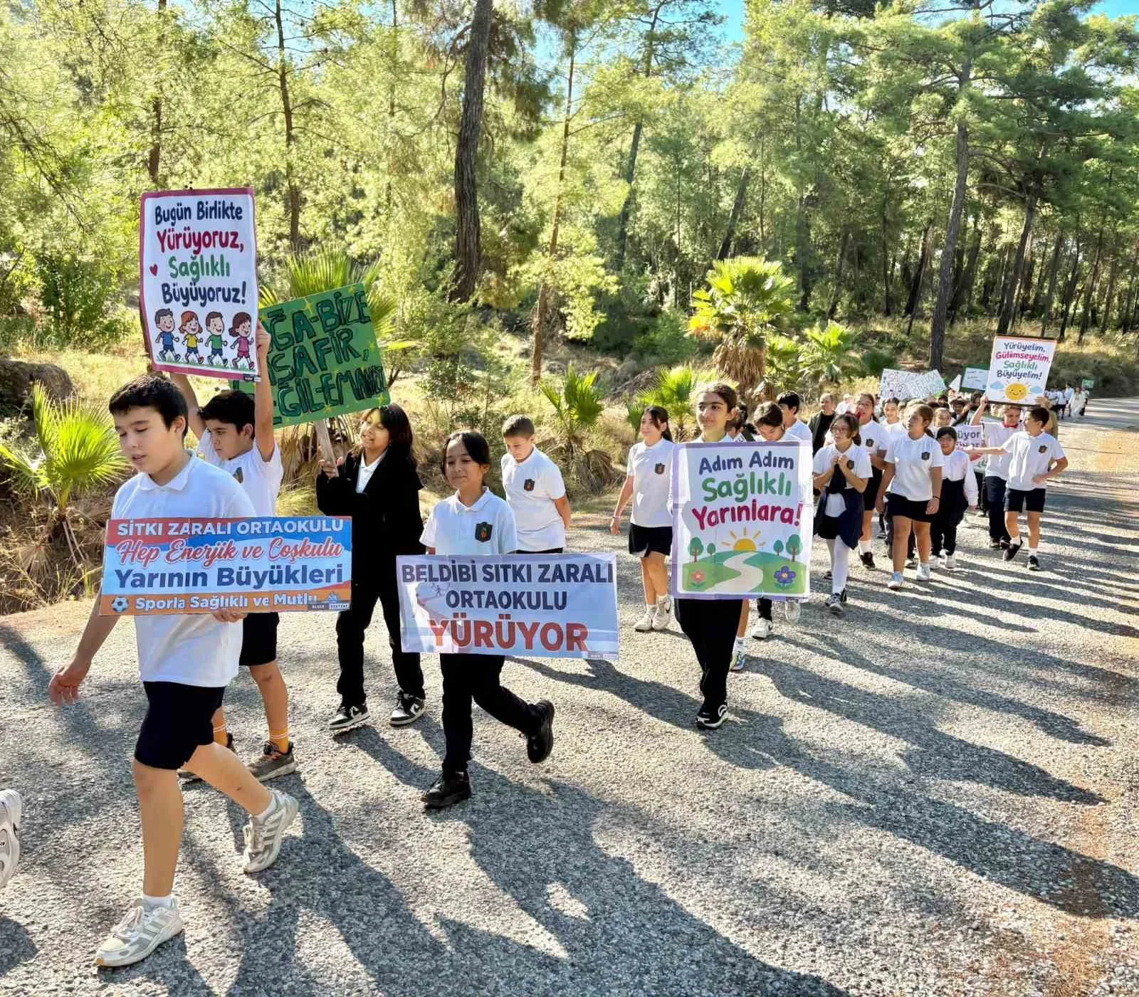 Marmaris’te öğrenciler sağlıklı yaşam için yürüdü