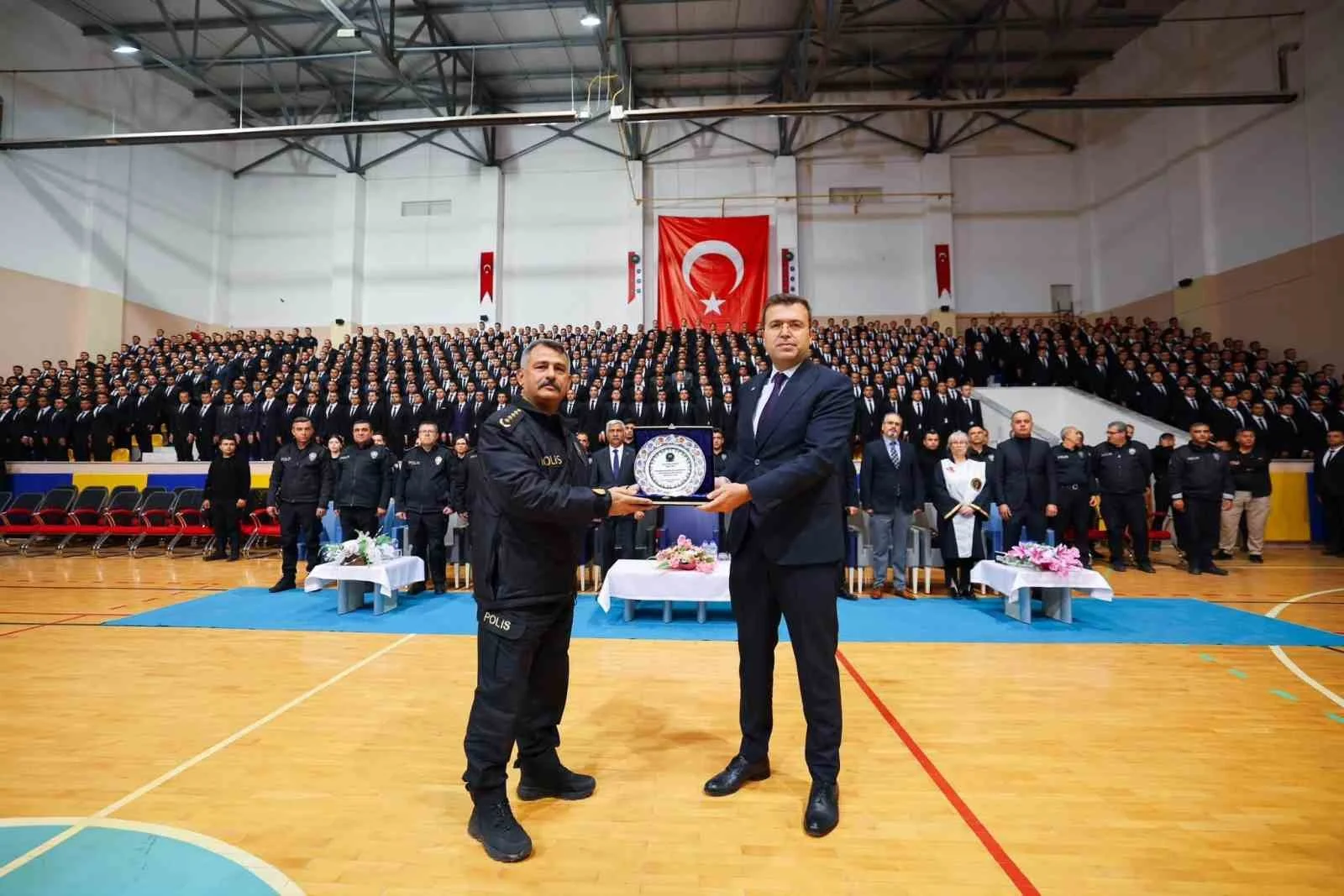 Vali Akmeşe, 807 polis adayıyla derste buluştu