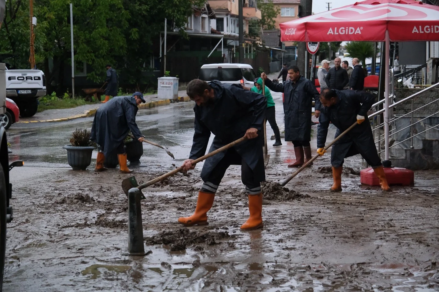 Başiskele Belediyesi sağanak yağışa karşı ekipleriyle sahada