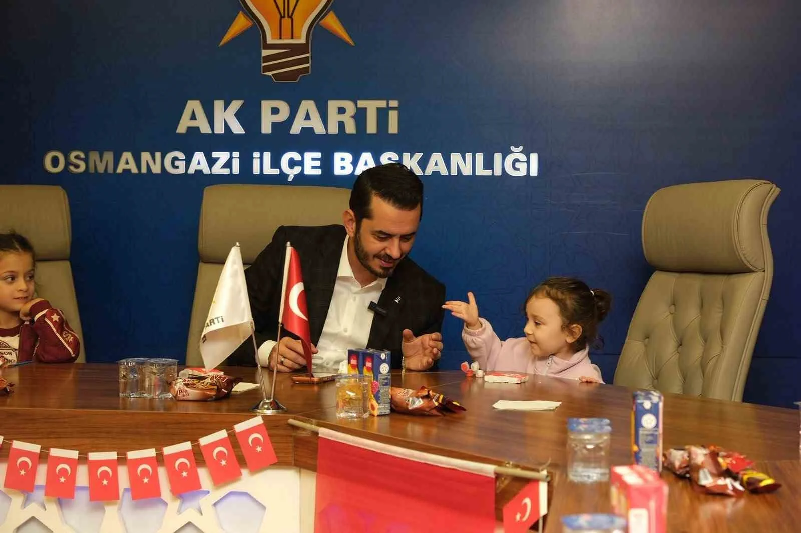 AK Parti Osmangazi’den 29 Ekim’e anlamlı etkinlik: Minik ellerden şehit ailelerine bayrak hediyesi