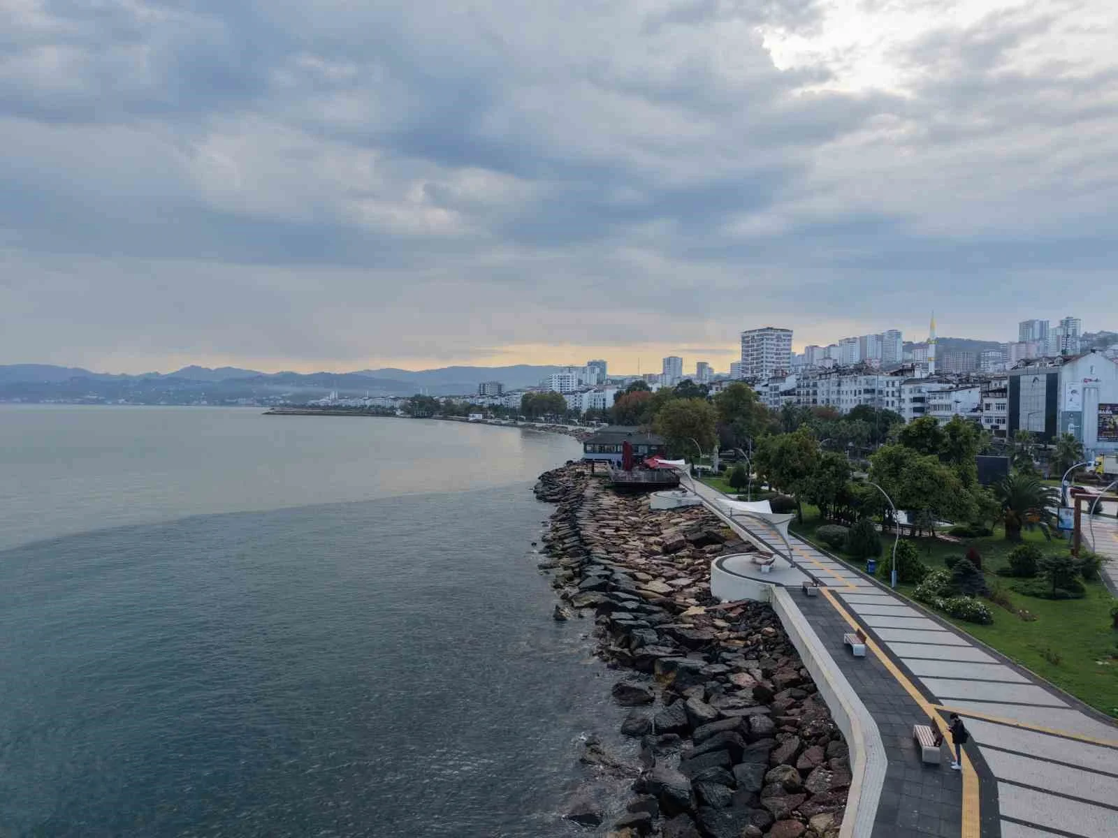 Yağışların ardından Karadeniz’in rengi değişti