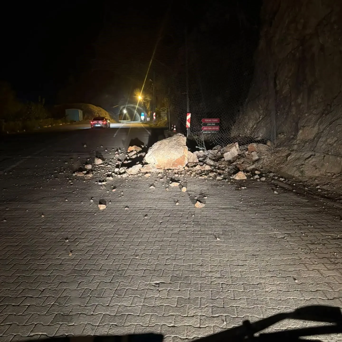 Kemaliye Taş Yolu’nda kaya düşmesine müdahale edildi