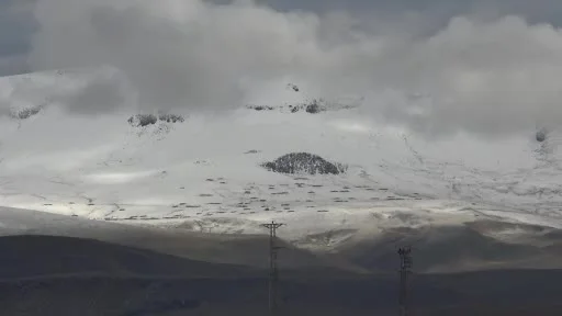 Kars’ta dağların zirvesi beyaza büründü
