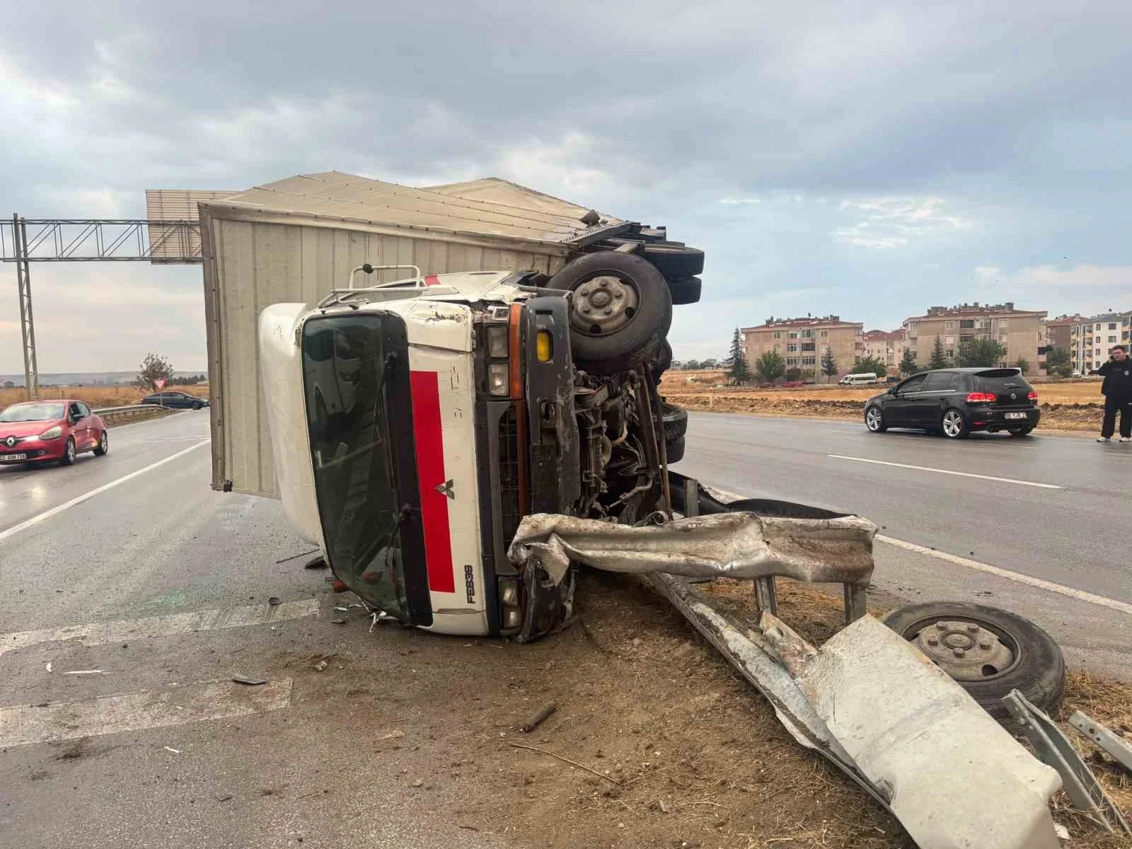 Babaeski’de bariyerlere çarpan kamyon devrildi: 1 yaralı