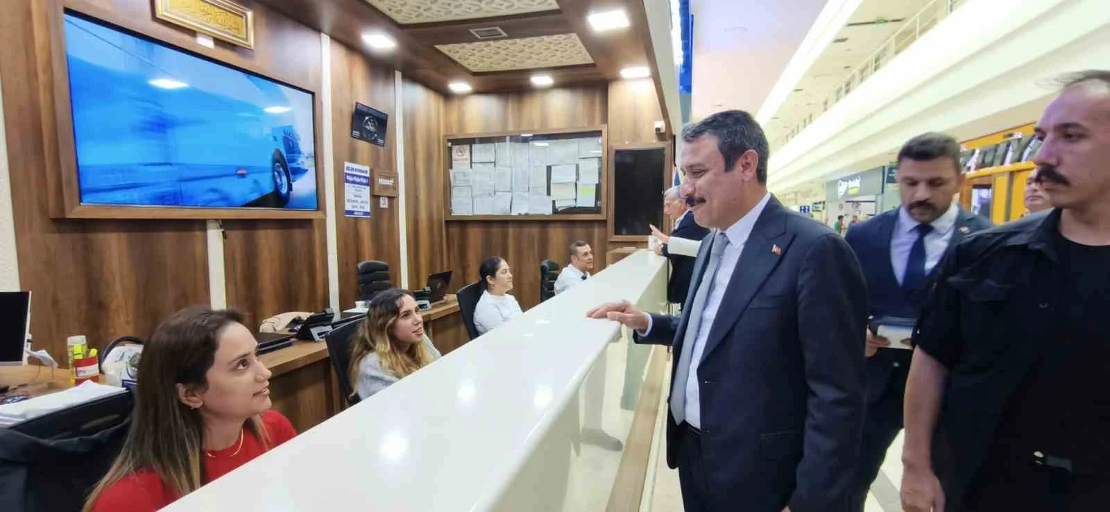 MHP Diyarbakır İl Başkanı Özcoşkun, otobüs terminalinde esnafla bir araya geldi