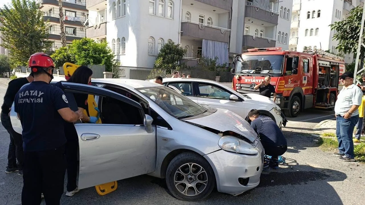 Dörtyol’da iki otomobil çarpıştı: 3 yaralı