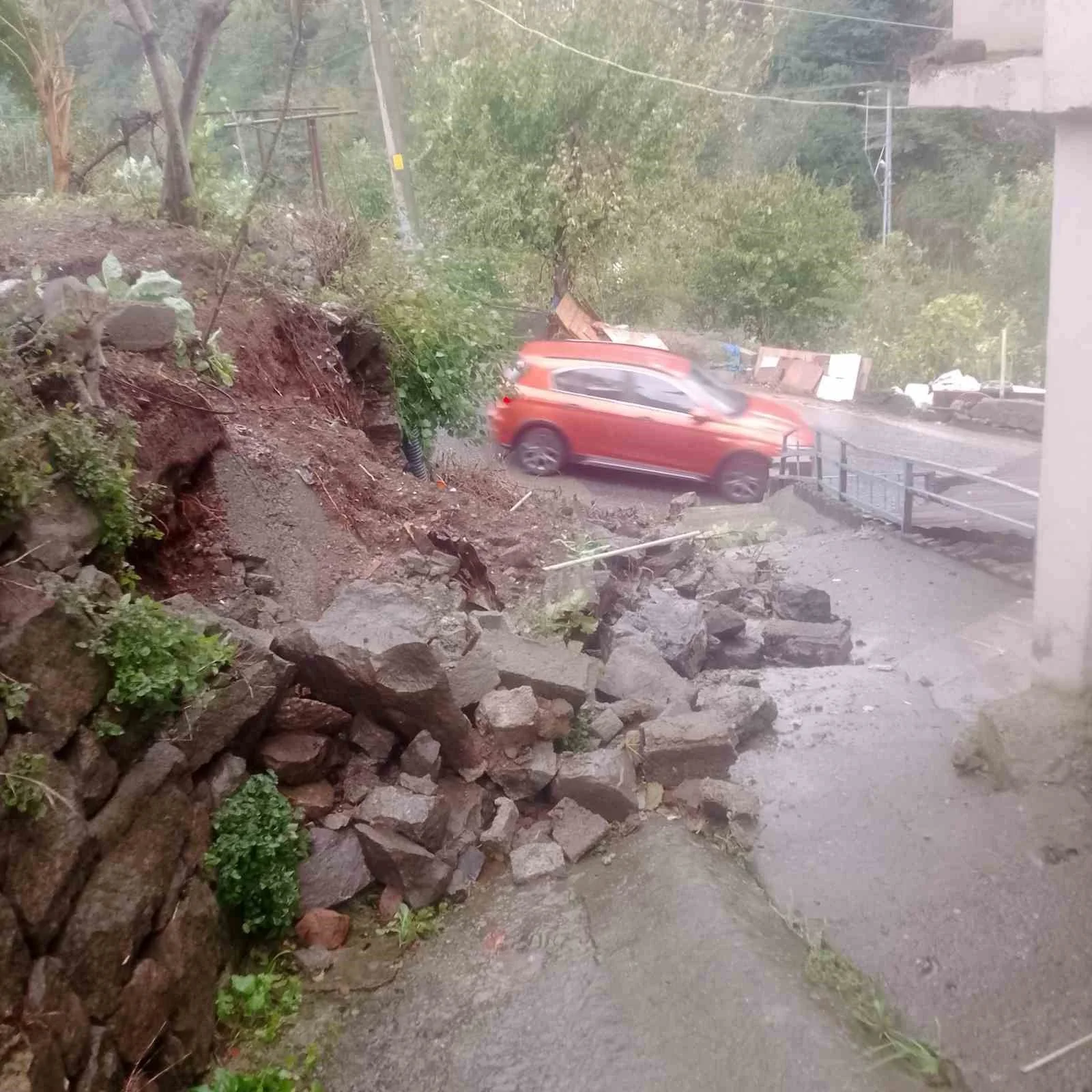 Karadeniz Ereğli’de aşırı yağış duvarı çökertti