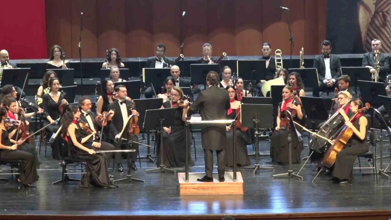 Bursa’da Cumhuriyet coşkusu senfonik ezgilerle yükseldi