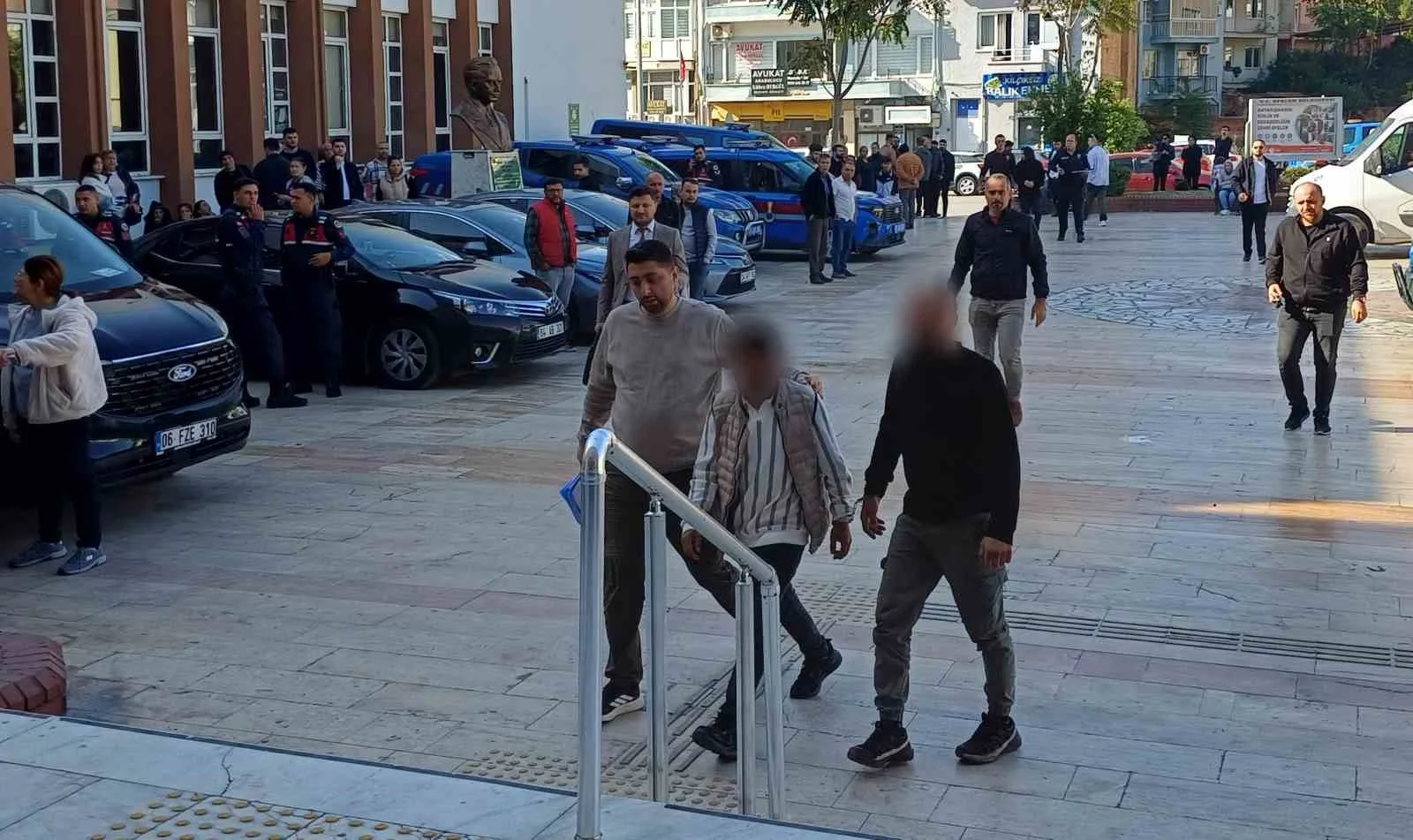 Aydın’da polisten kaçan silahlı tehdit şüphelisi adliyeye sevk edildi