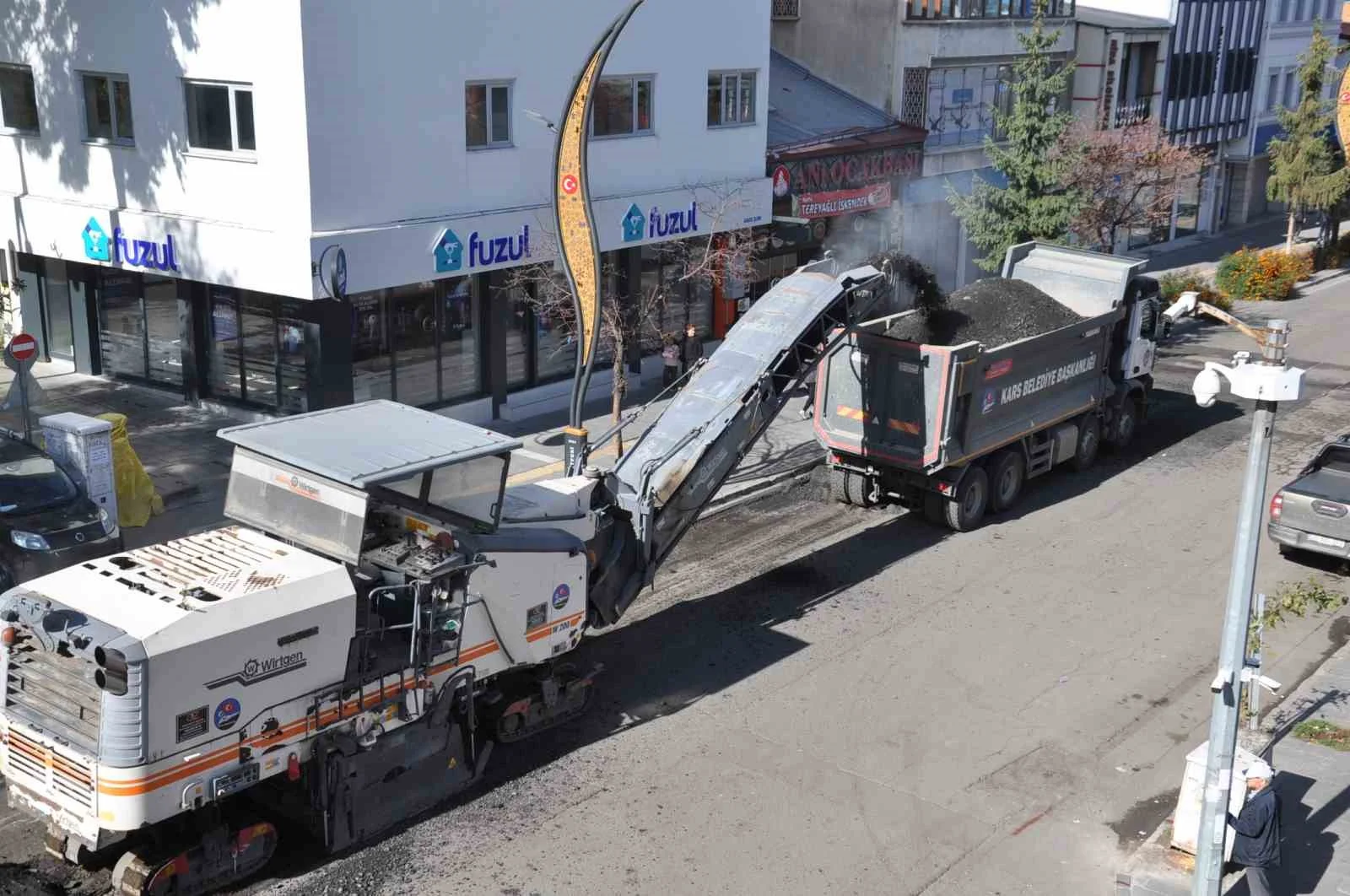 Kars’ta kar yağmadan asfalt seferberliği: Kazımpaşa Caddesi’nde söküm başladı