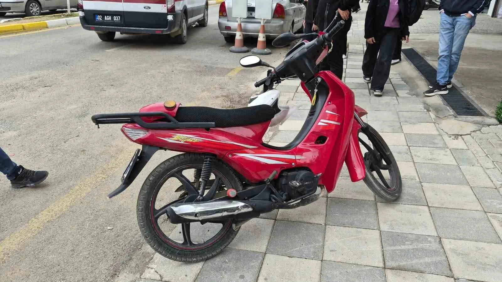 Okul önünde motosikletin çarptığı öğrenci yaralandı