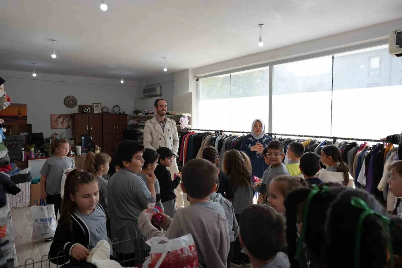 Başiskele’de ilkokul öğrencilerinden Hayır Çarşısı’na bağış