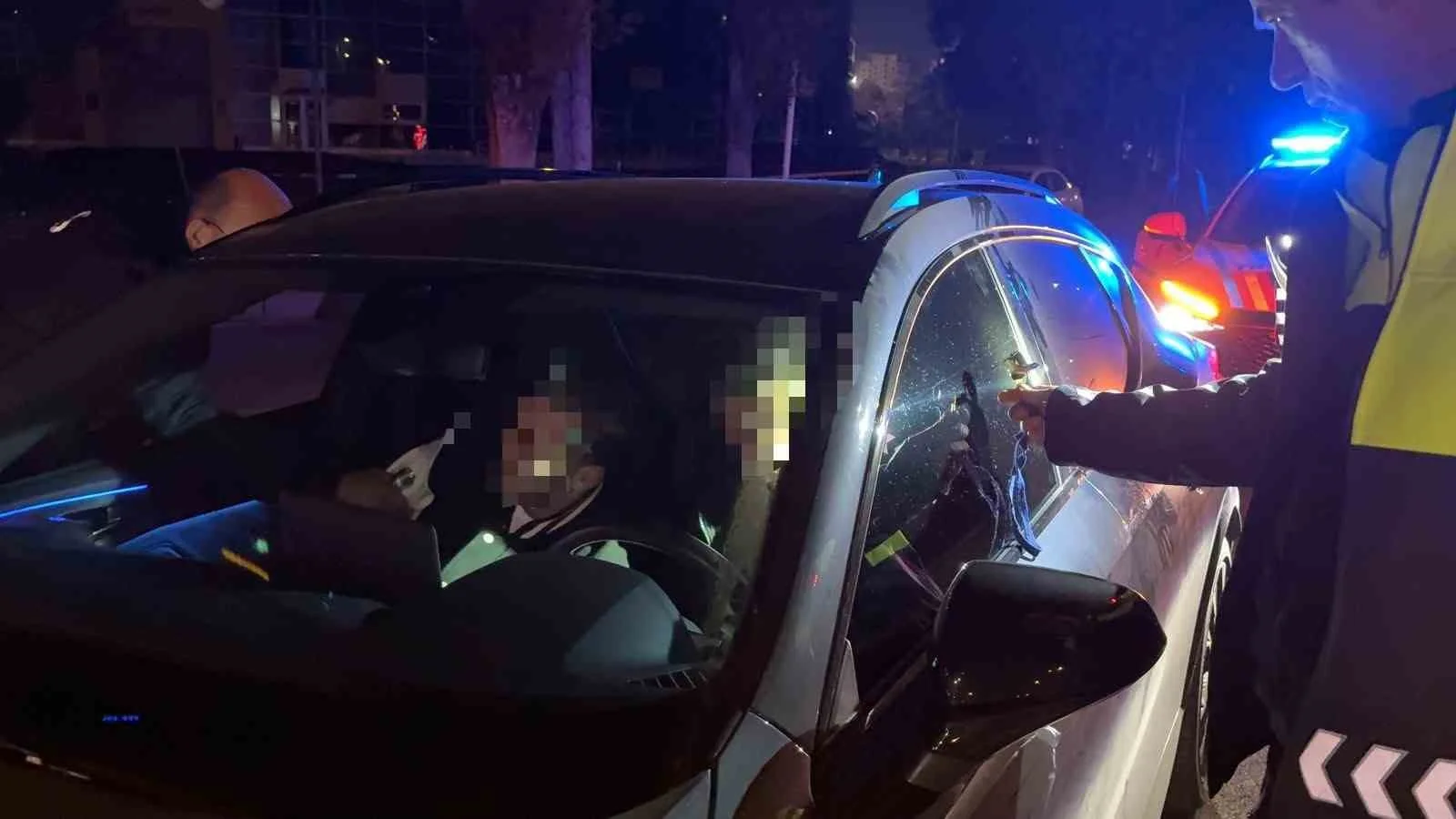 Kayseri’de kırmızı ışıkta bekleyen sürücü ve yolcu uyuyakaldı
