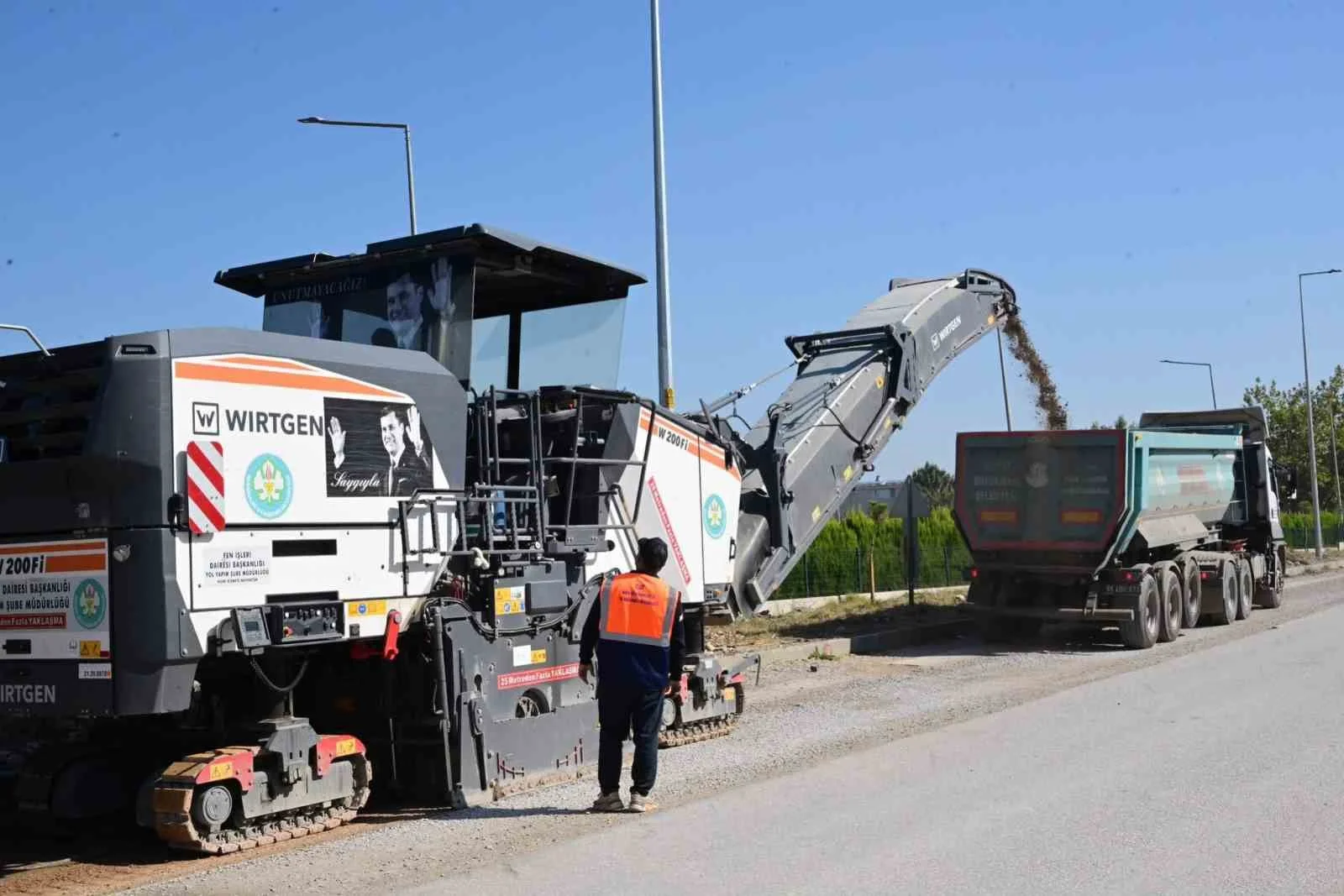 Manisa’nın iki OSB’si arasındaki yol yenileniyor