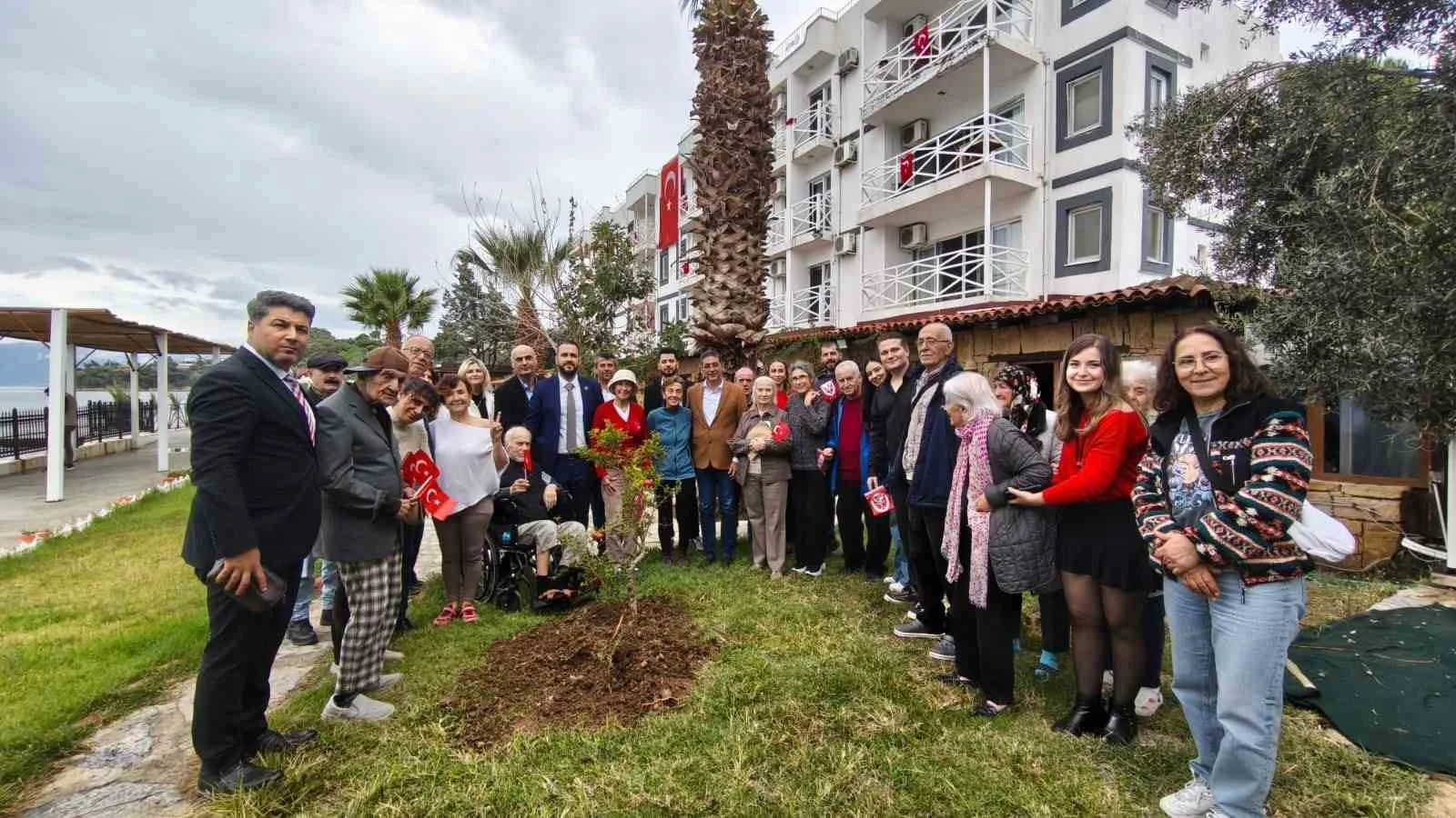 Burhaniye’de Sahil Huzurevine bayram ziyareti