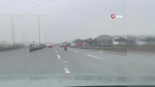 Motosiklet sürücüsünün tehlikeli yolculuğu kamerada