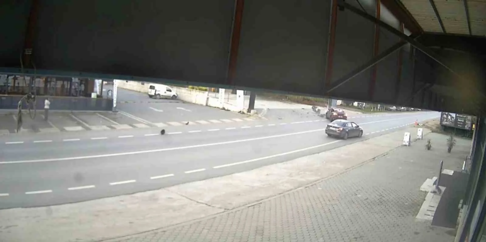 Motosiklet ile otomobil çarpıştı