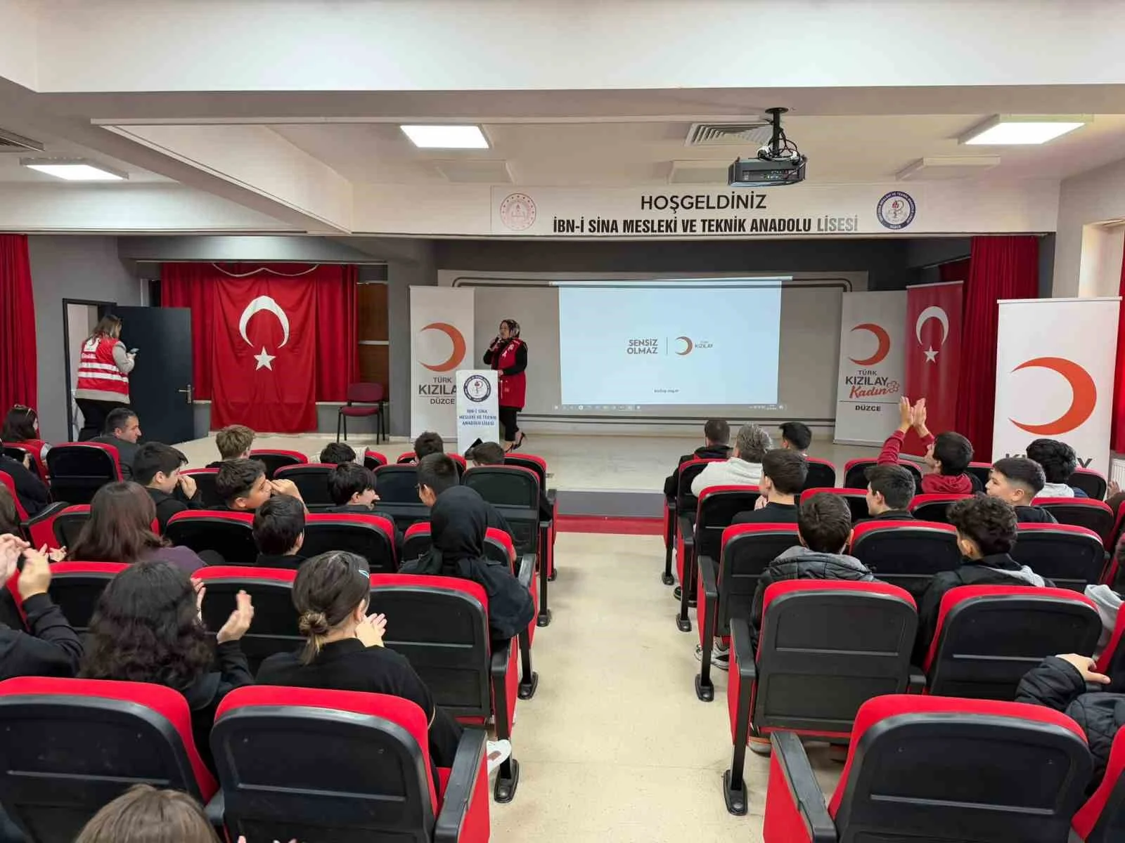 Düzce’de lise öğrencilerine Kızılay ve ilk yardım eğitimi verildi