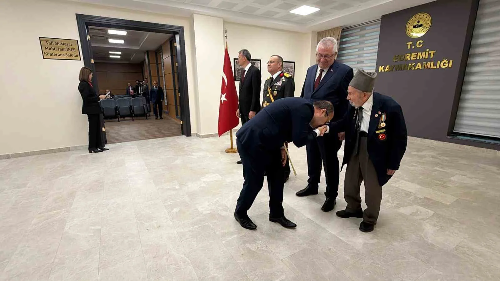 Cumhuriyet Bayramında, Kore Gazisi’ne gösterilen saygı tebrikat törenine damga vurdu