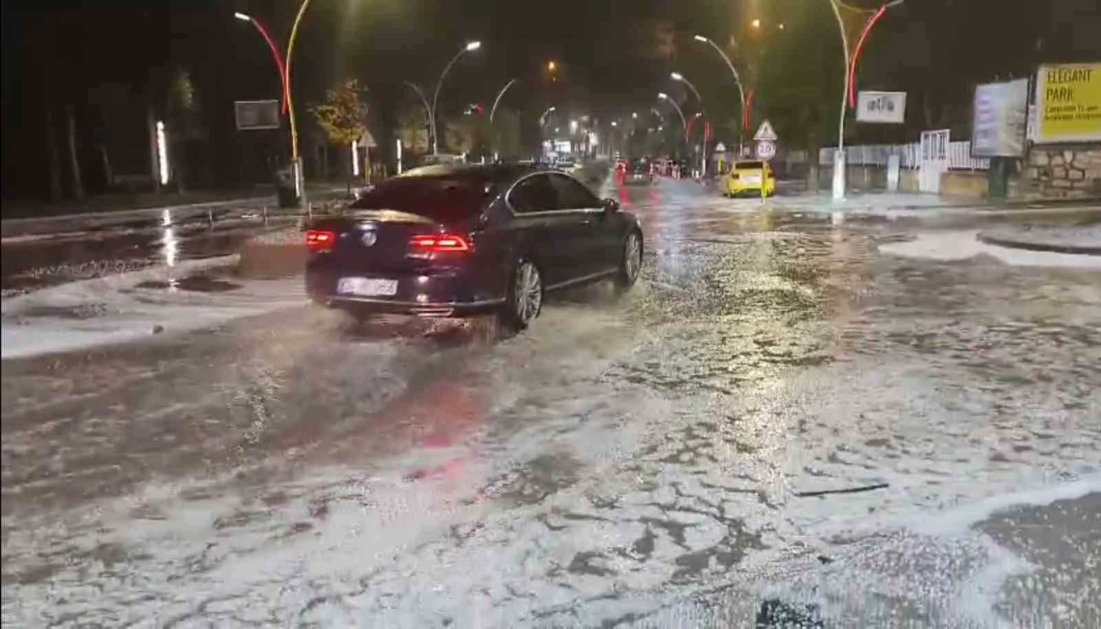 Bayburt’ta dolu yağışının ardından cadde ve sokaklarda su birikintileri oluştu