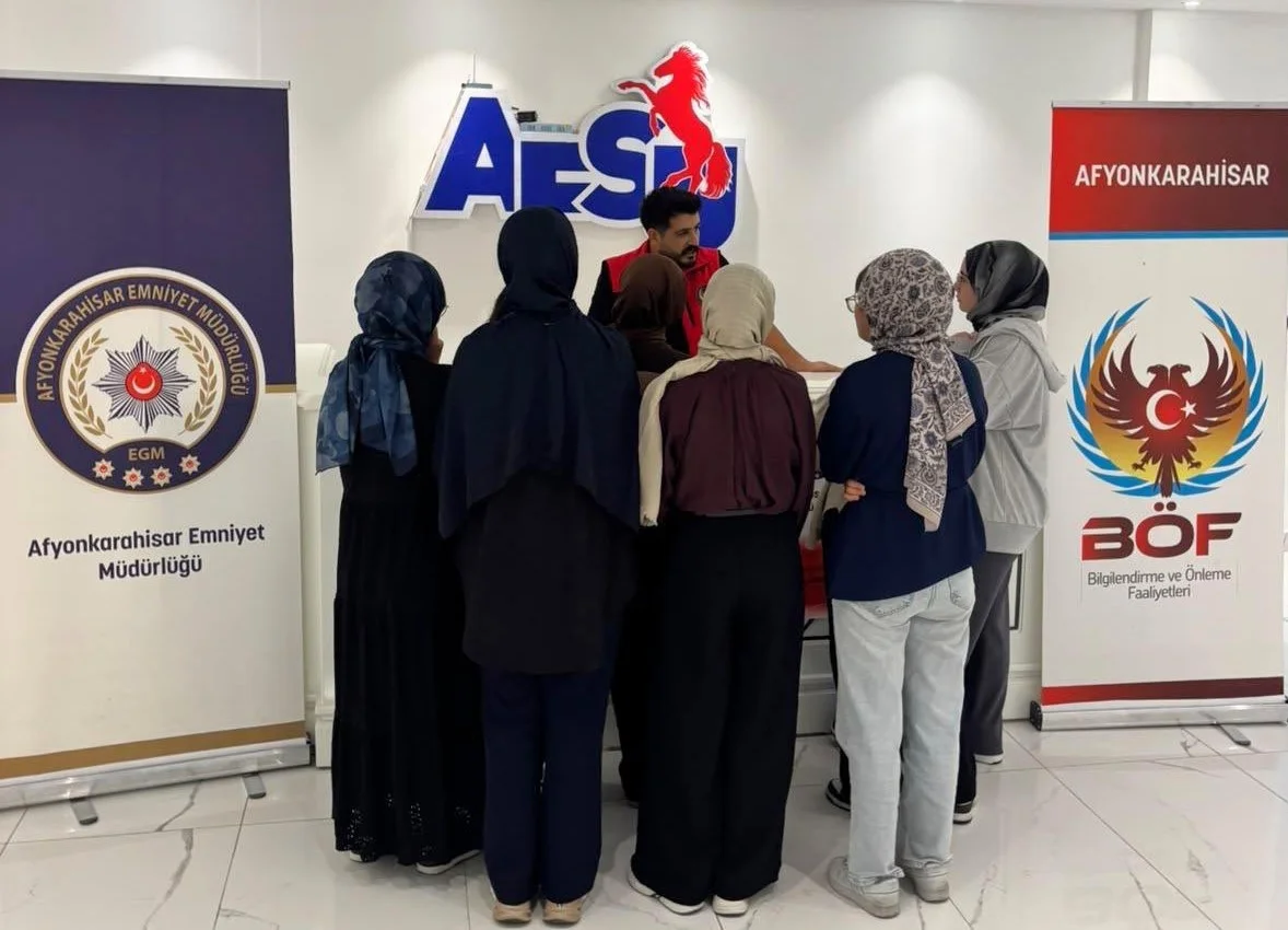 Polis ekipleri üniversite öğrencilerini bilgilendirdi