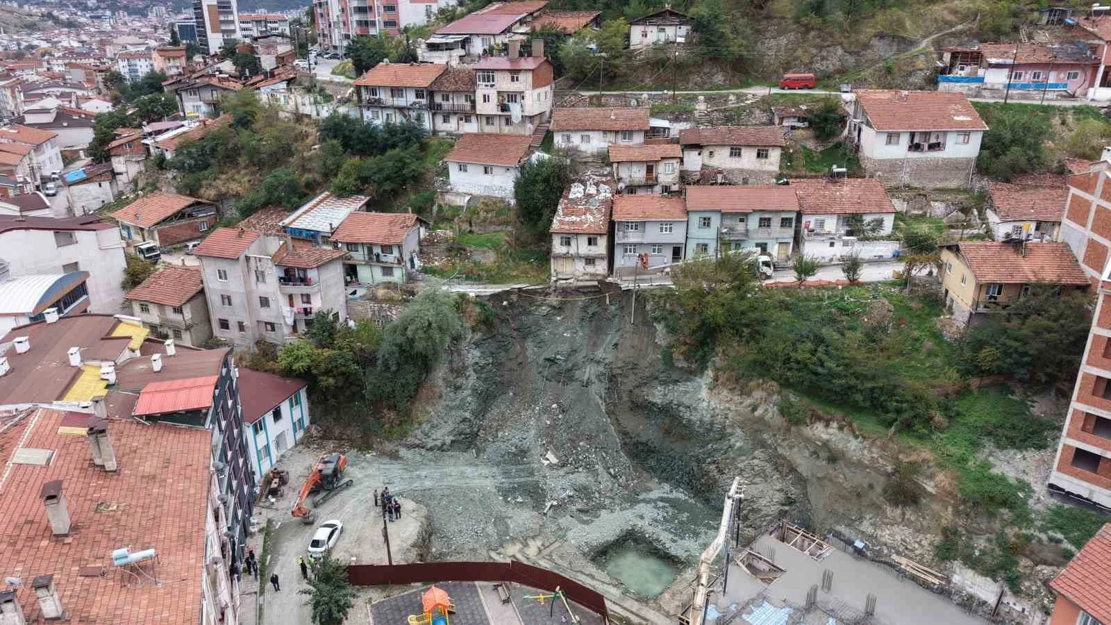 Tokat’ta inşaat alanının yanındaki yol çöktü, iki katlı apartman boşaltıldı
