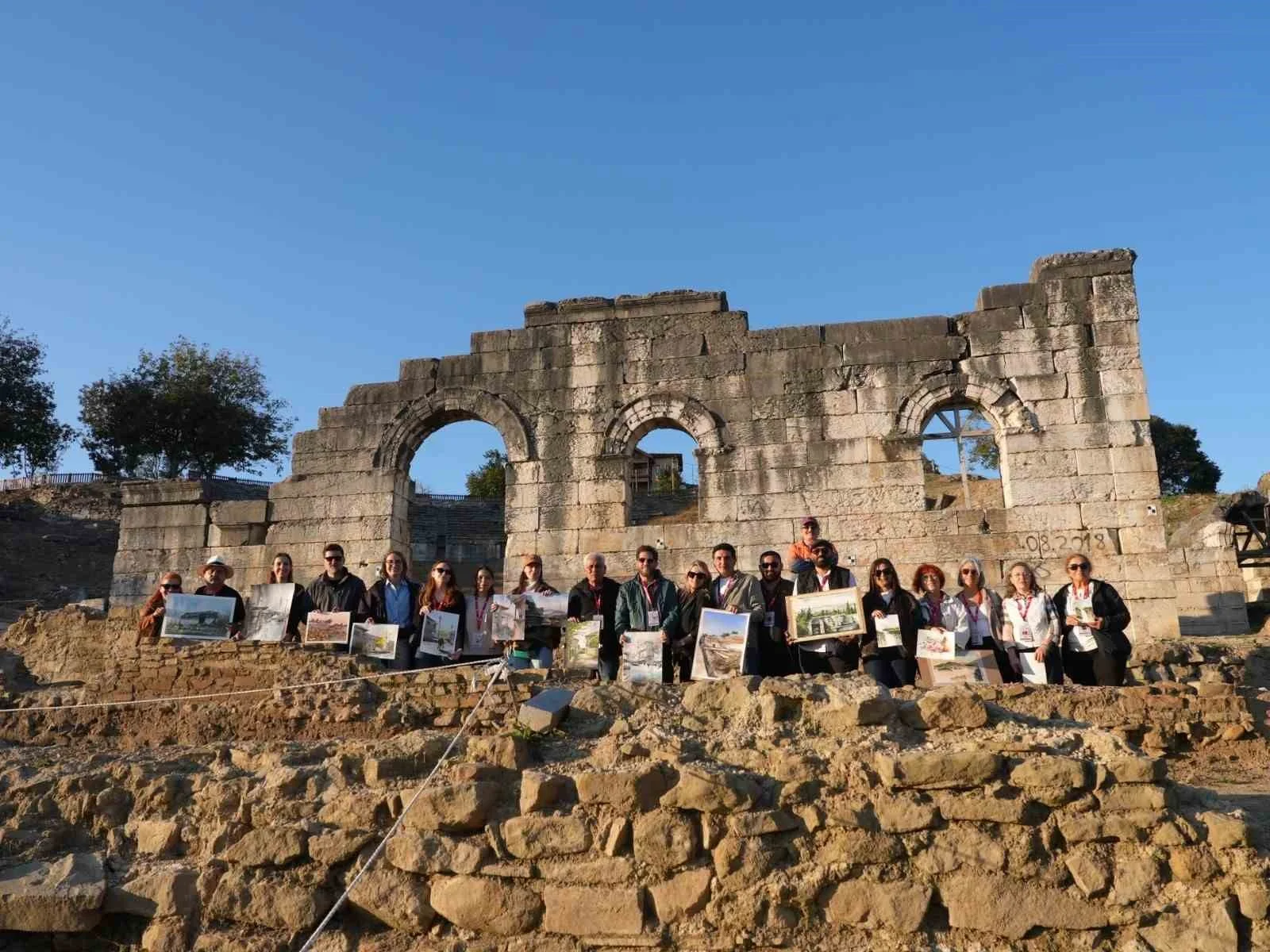 Ulusal ve uluslararası ressamlar Konuralp’i tuvallerine taşıdı