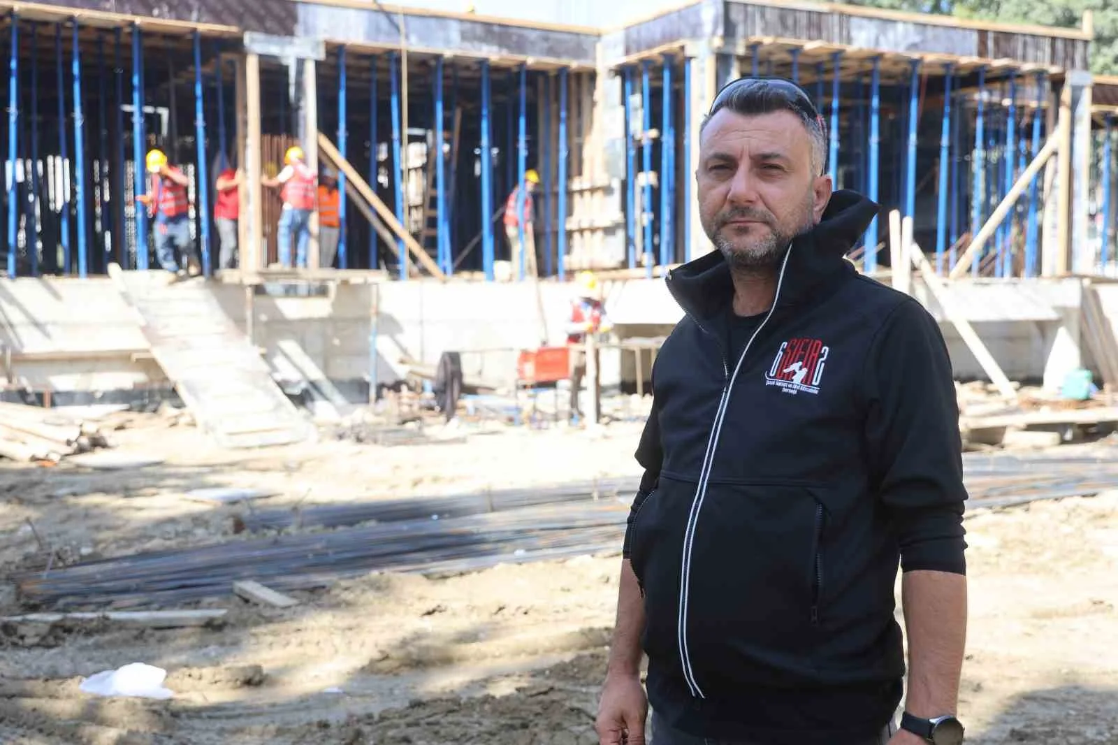 Depremde 2 evladını ve eşini kaybeden baba, ’Yeter ki çocuklar yaşasın’ sloganıyla çıktığı yolda 5 eğitim yuvasının inşasını sürdürüyor