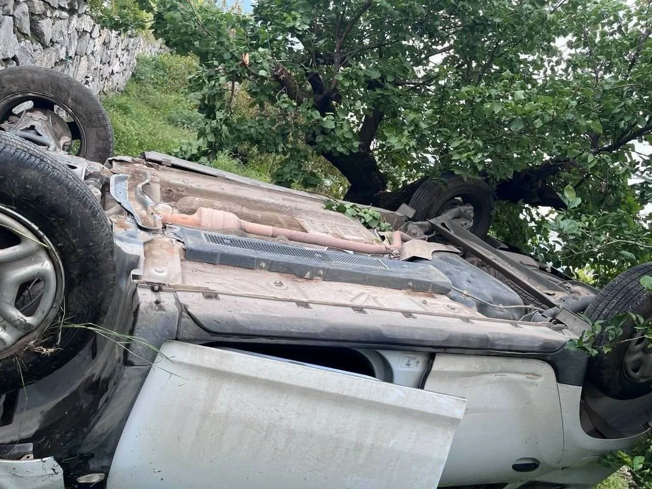 İskenderun’da bahçeye uçan otomobildeki 2 kişi yaralandı