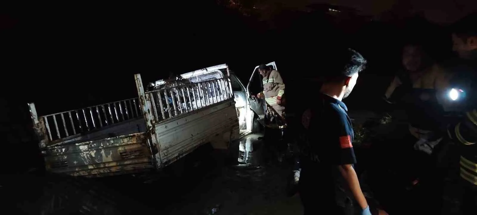 Defne’de Asi Nehri’ne düşen araçtaki 2 kişi yaralandı