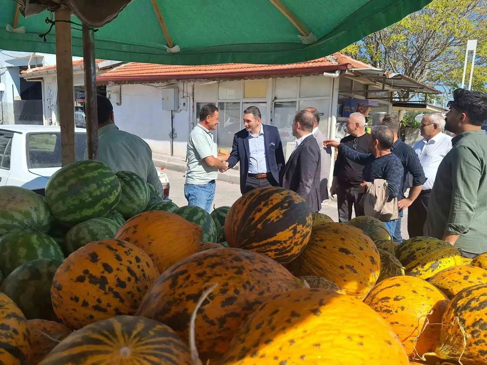 AK Partili vekil Selendi’de esnafın nabzını tuttu