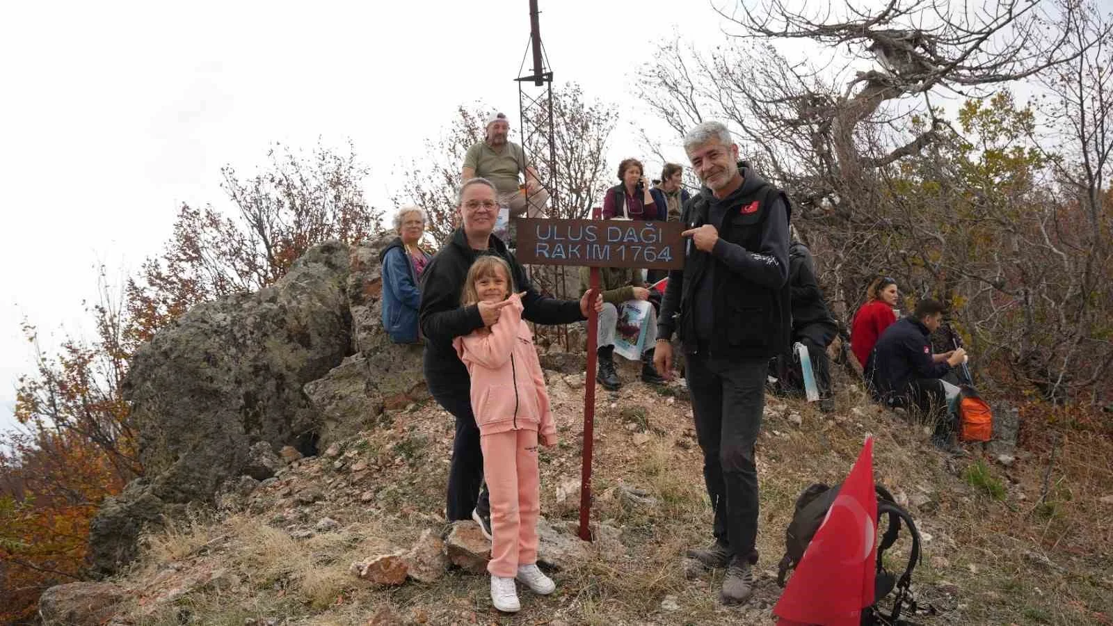 Sındırgı’da Cumhuriyet coşkusu Ulus dağı zirvesine taşındı