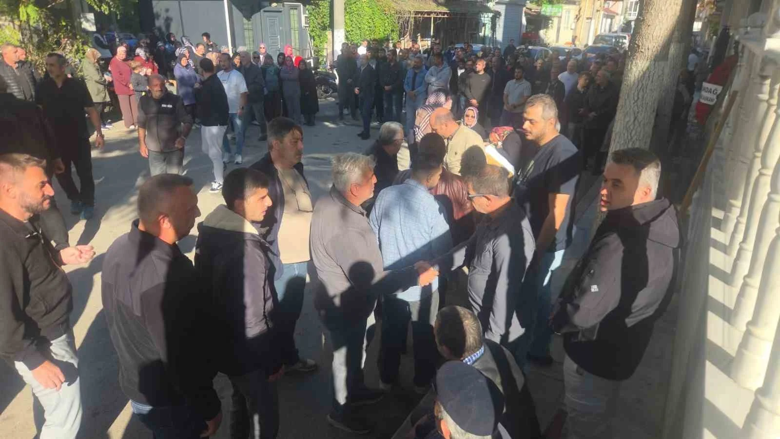 Fabrikada çatıdan düşerek hayatını kaybeden genç toprağa verildi