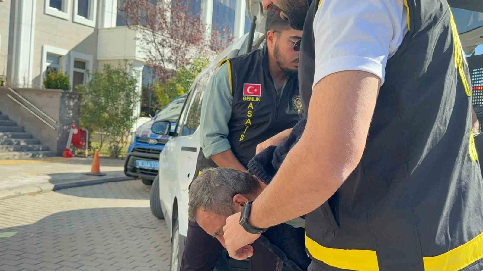 Bursa’da gürültü cinneti...Yaşlı çifti öldürdüğü öne sürülen komşu adliyeye sevk edildi