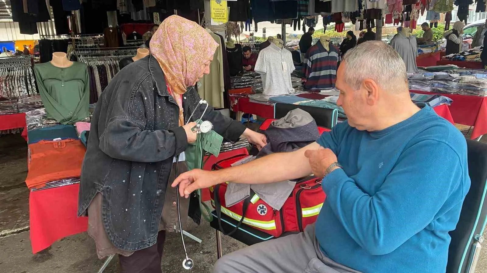 Düzce’de sağlıkçılar pazara indi