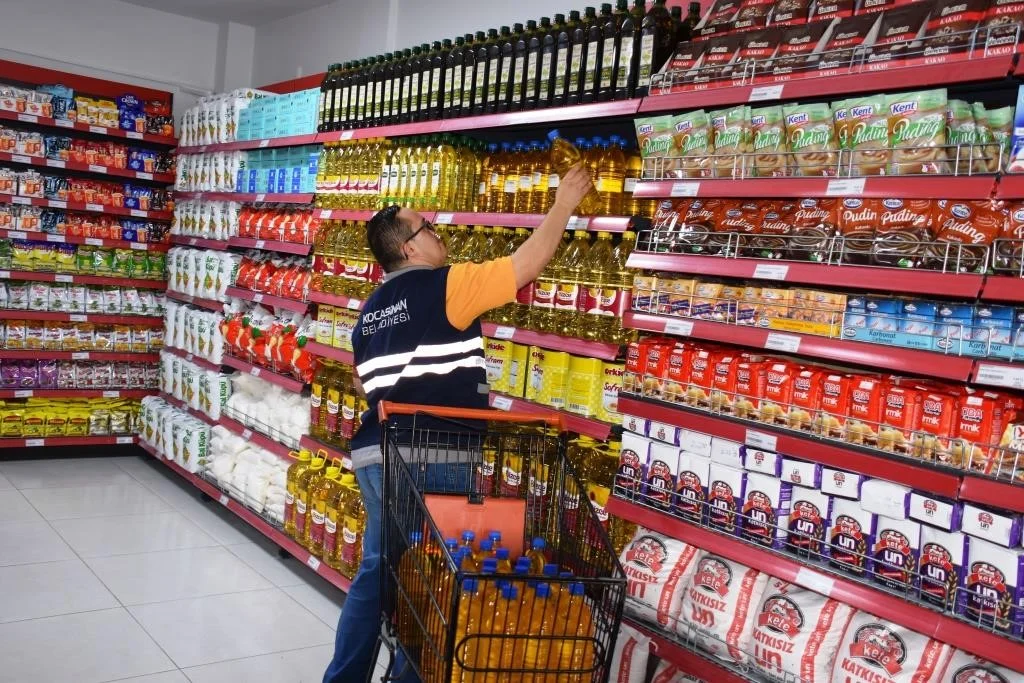 Başkan Çolakbayrakdar’ın ekimini ve hasadını yaptığı aspir yağı, vatandaşlara ücretsiz olarak dağıtılıyor
