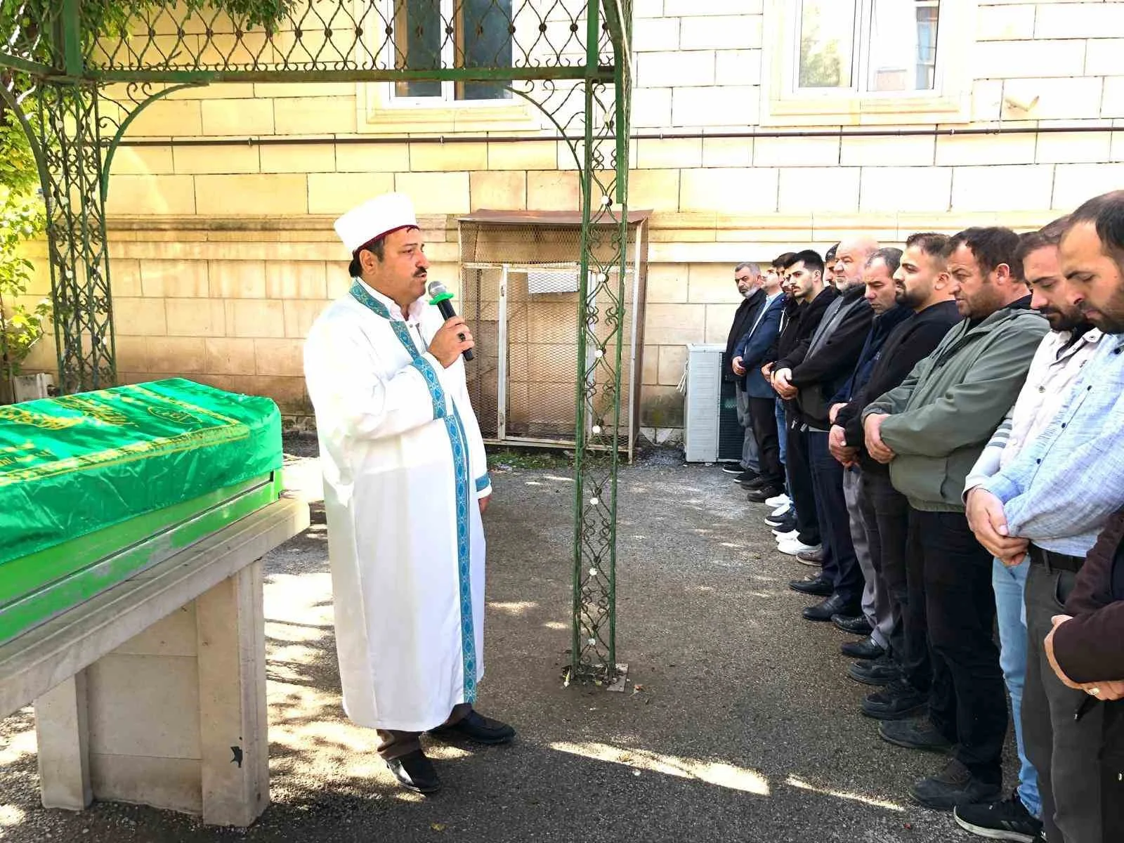 İmam, ağabeyinin cenaze namazını kıldırdı
