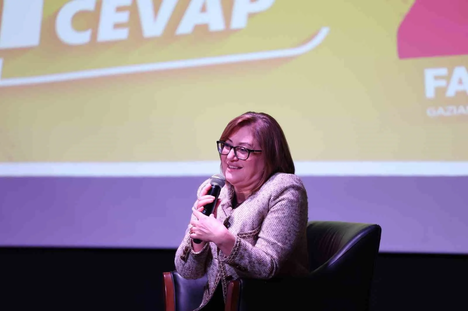 Şahin, "Bir Dakika, Bir Merak, Bir Cevap" programında gençlerle buluştu