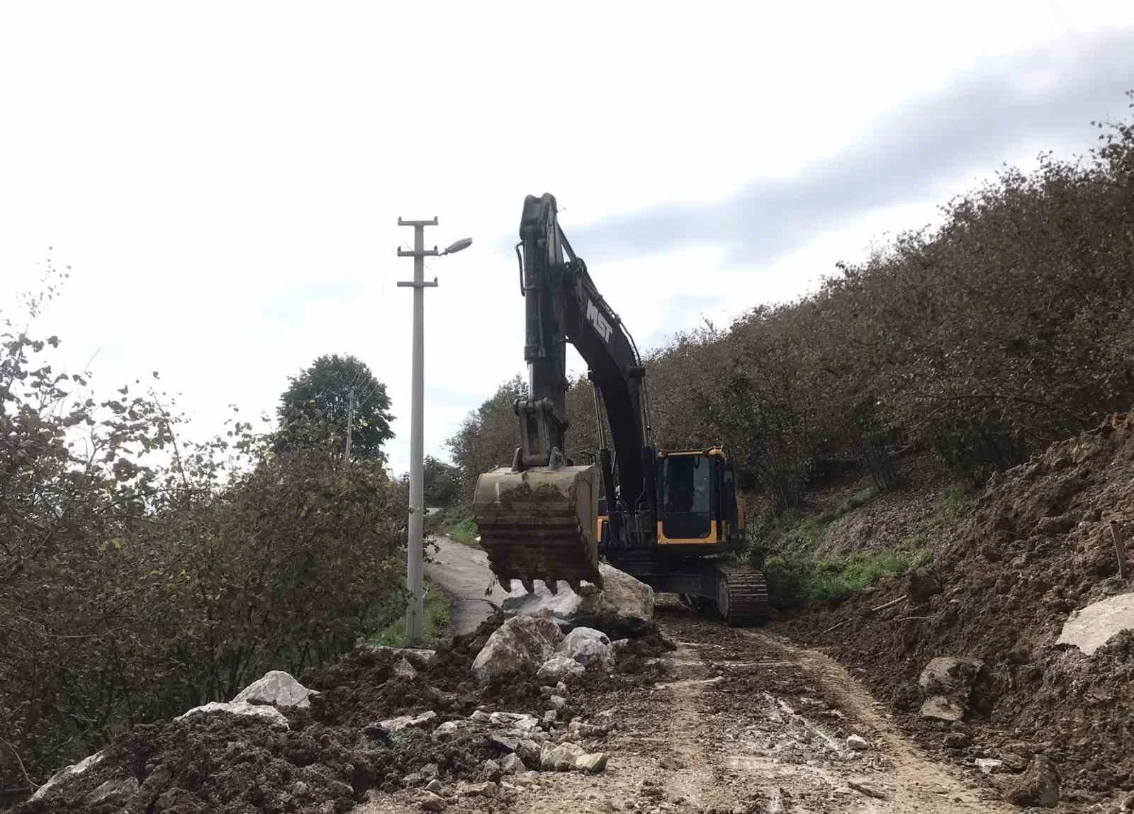 Düzce’de kayan köy yoluna müdahale edildi