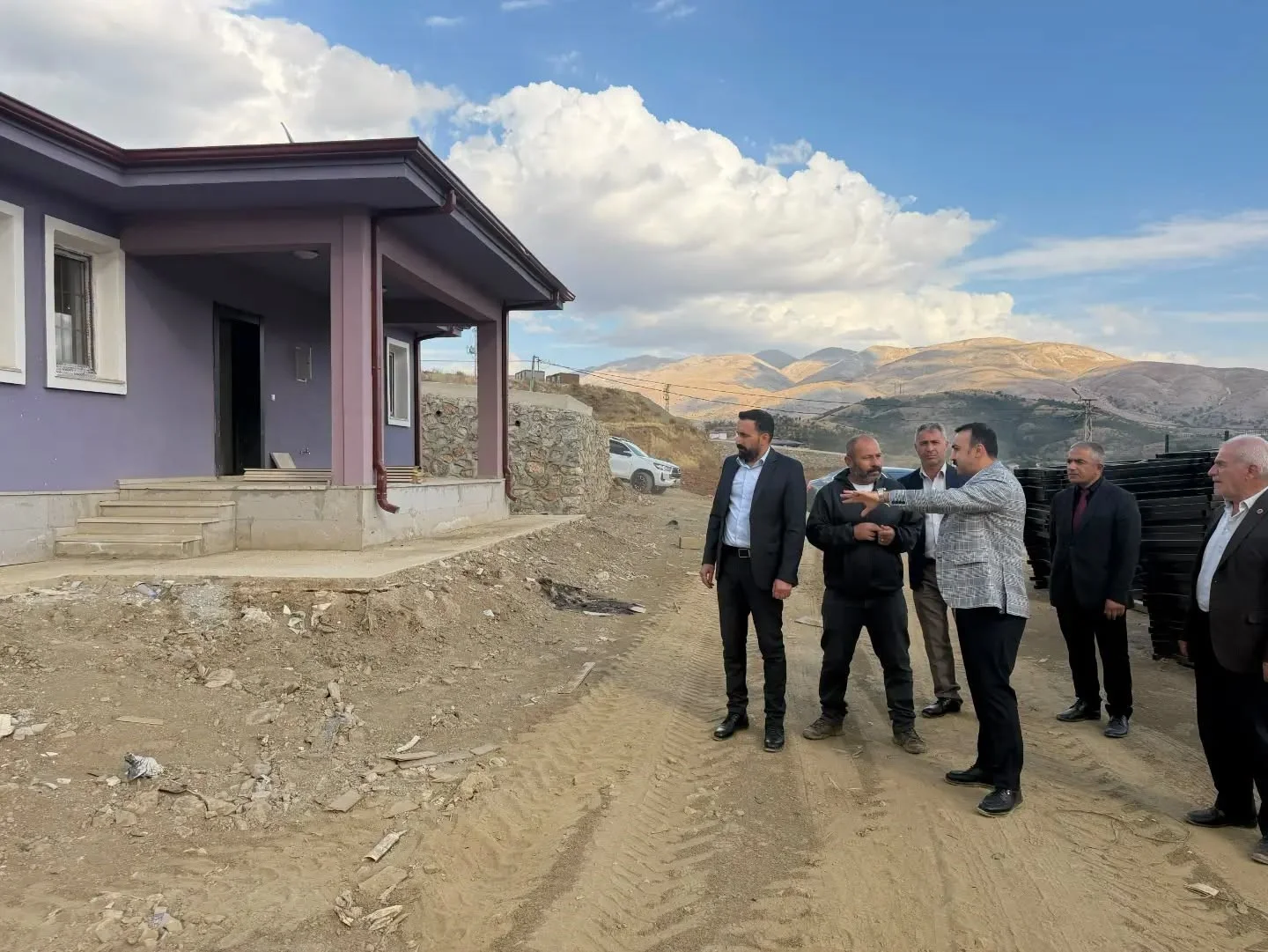 Kaymakam Pelvan deprem konutları ve çocuk parkları inceledi