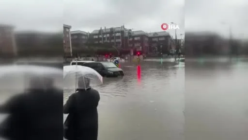 Başakşehir’de yolları su bastı, araçlar mahsur kaldı