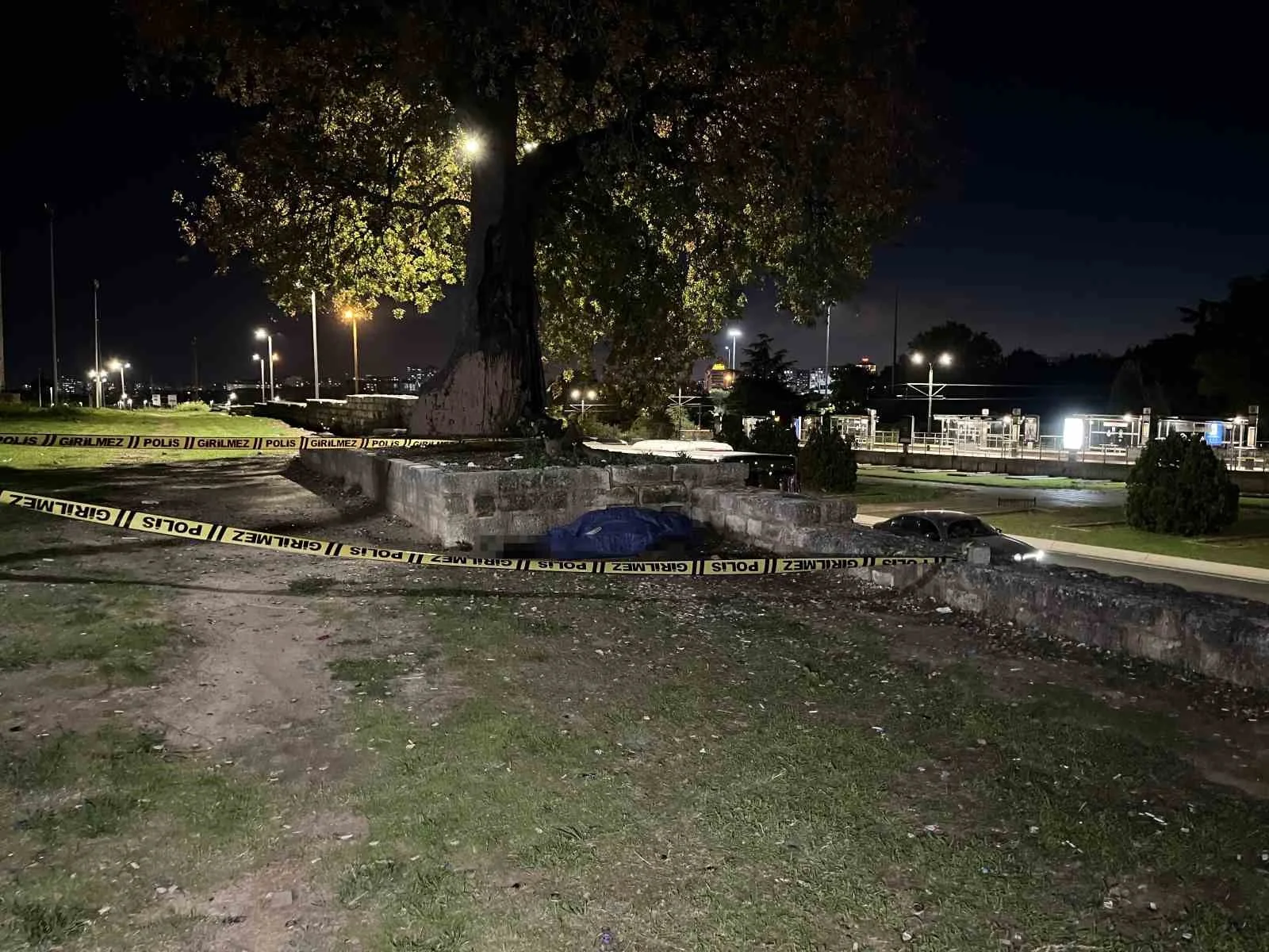 Zeytinburnu’nda surların önünde erkek cesedi bulundu