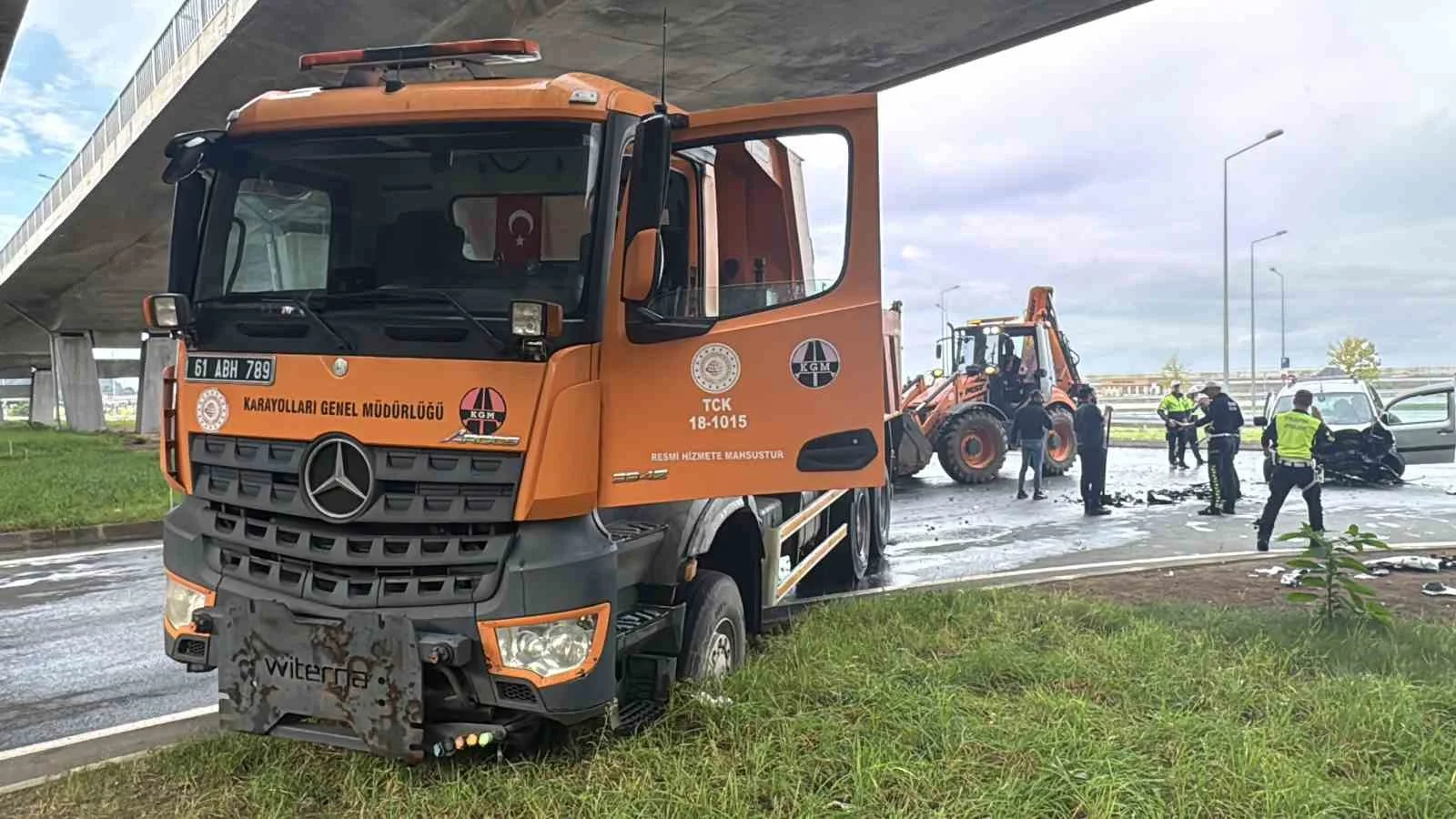 Rize’de Karayolları’na ait kamyonla çarpışan araçtaki baba ve kızı yaralandı