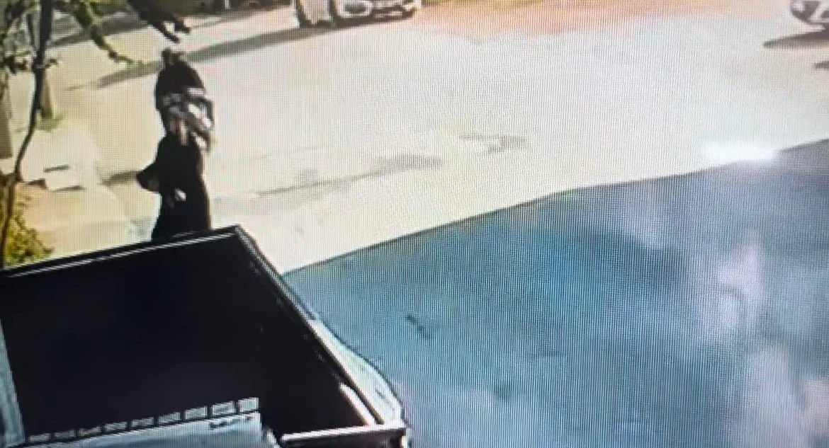 Telefonla konuşurken kapkaça uğradı : O anlar kamerada
