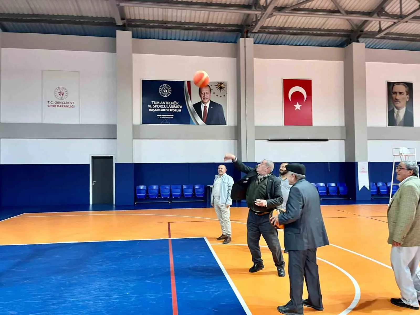Yıllara meydan okuyup sahaya çıktılar