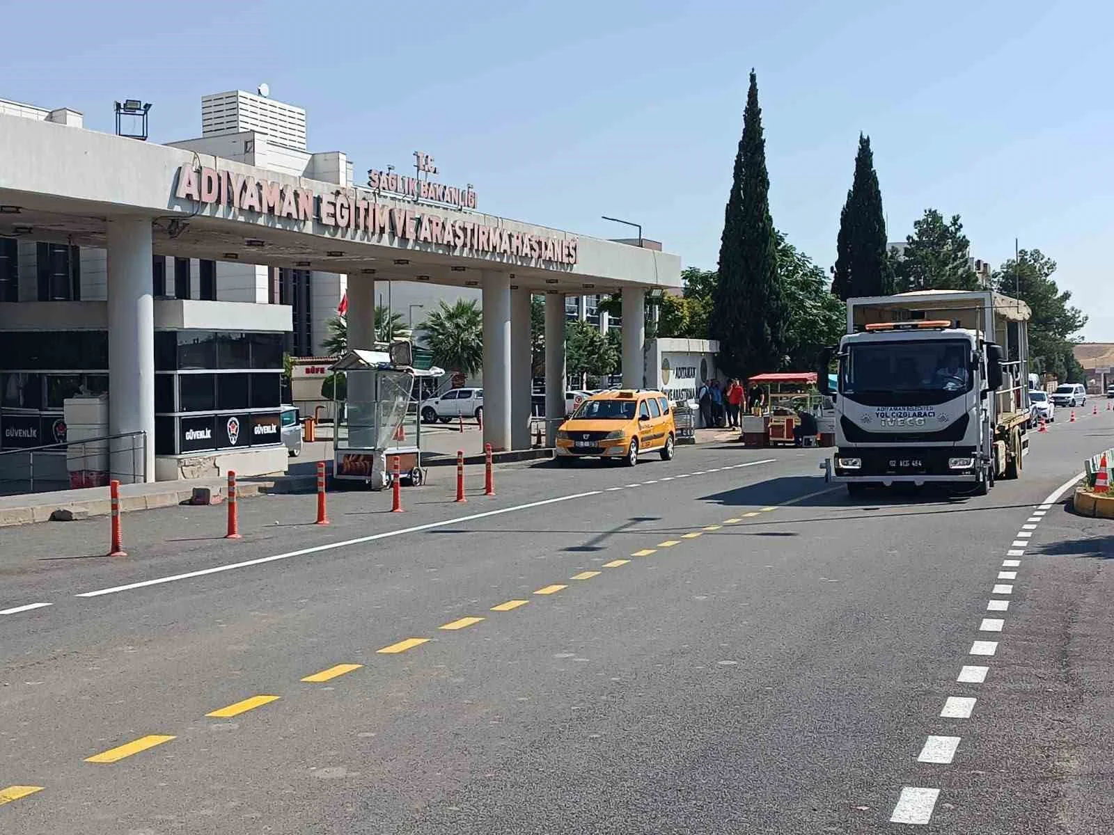 Adıyaman’da asfalt sonrası yol çizgileri trafik güvenliği için yenileniyor