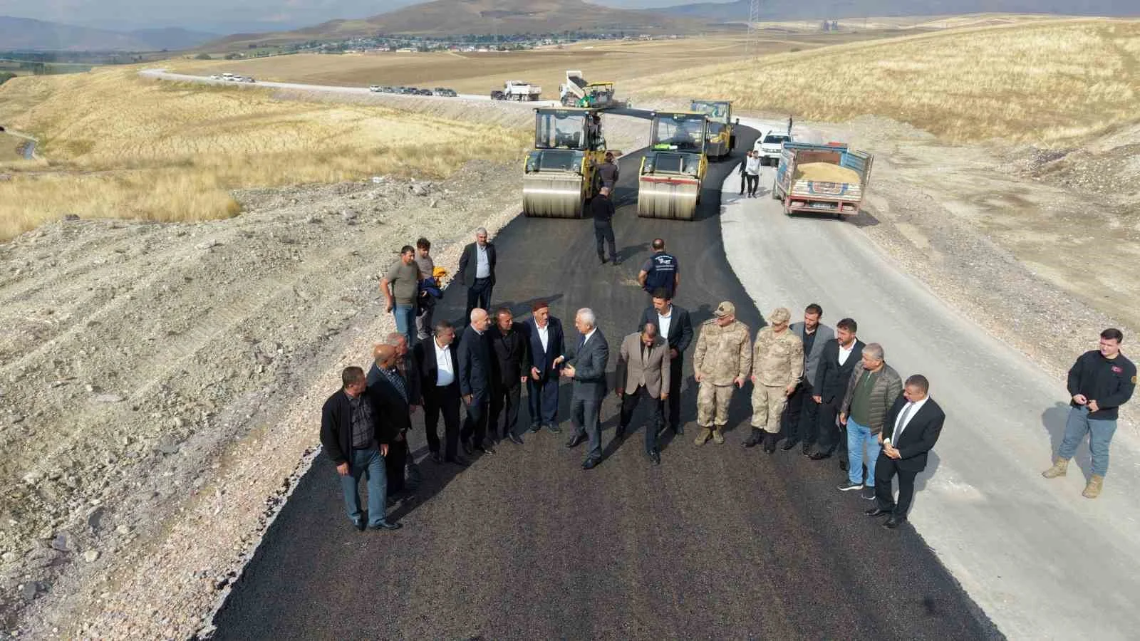 Muş’ta köy yollarında asfalt çalışmaları sürüyor